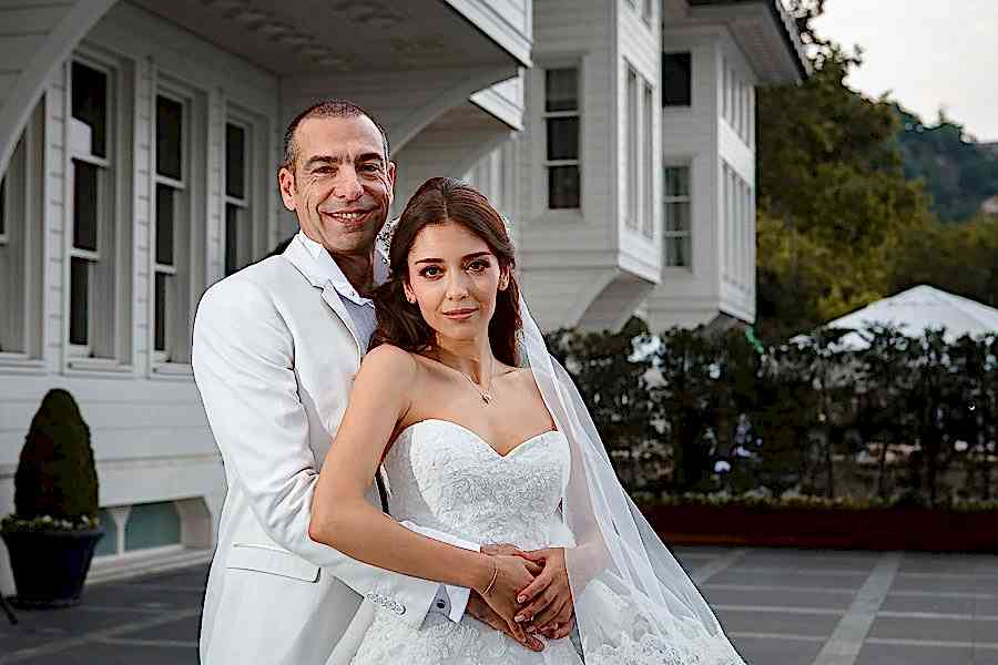düğün fotoğrafçısı tarafından geleneksel yaklaşımla çekilmiş gelin damat pozu